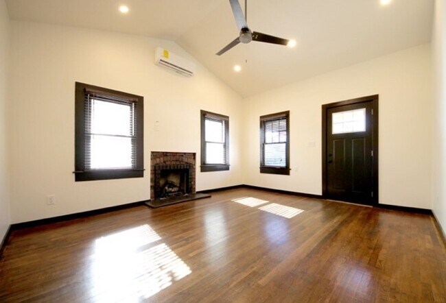 Building Photo - Newly Remodeled Historic Guesthouse in Dow...