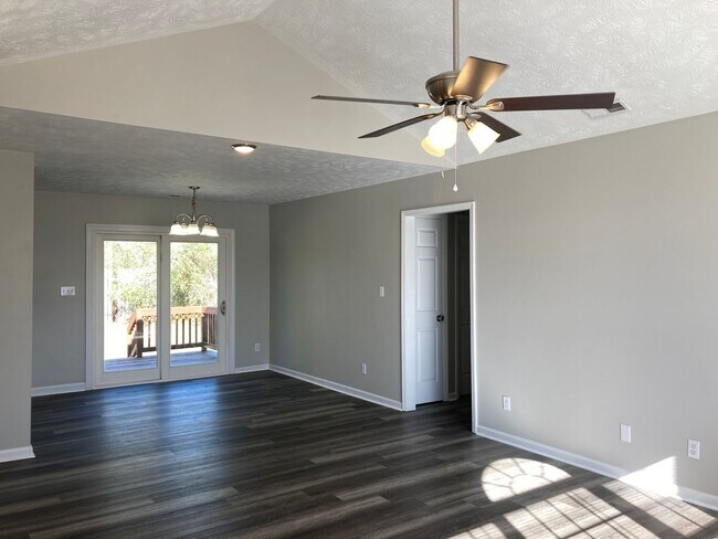 Building Photo - Newly Remodeled 3 br/2 bath Ranch Home! Minutes from Ft. Bragg, Downtown Fayetteville.