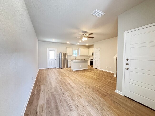 Foto del edificio - Modern 3 Bd 2.5 Full Bath Townhouse Near U...