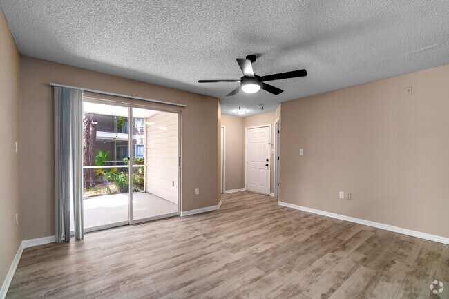 3 habitaciones, 2 baños - 1198 pies cuadrados - Sala de estar - Laguna Place