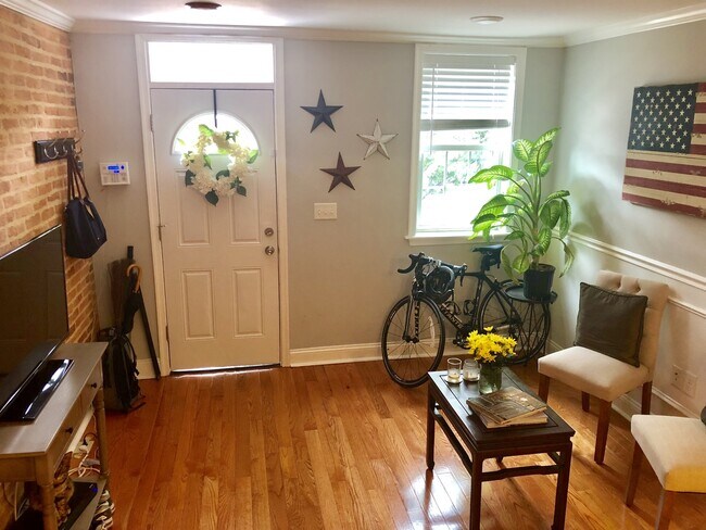 Building Photo - Charming 2 Bedroom in Upper Fells Point ~ ...