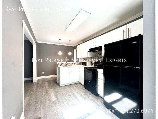 Building Photo - 2501 Eastway Dr