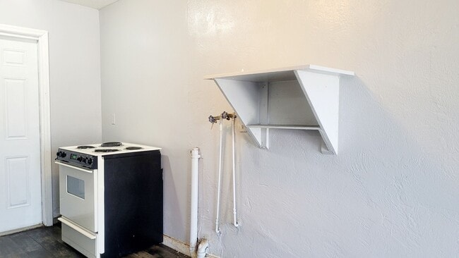 Building Photo - Charles Street Apartments 6