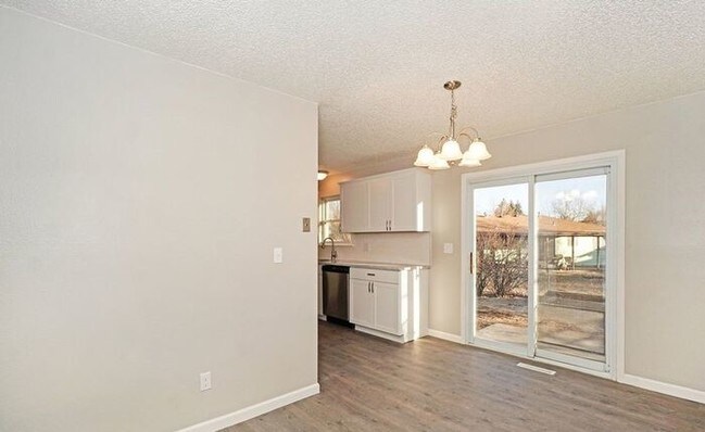 Building Photo - Beautifully Remodeled 5 Bed 2 Bath House i...
