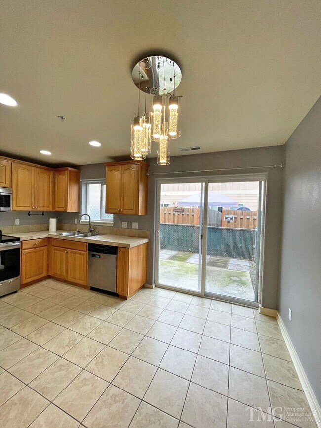 Building Photo - Lovely 2BD Condo in East Vancouver with Fe...
