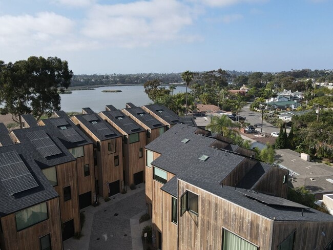 Building Photo - Luxury 3 Bed/3 Bath Townhome in Carlsbad