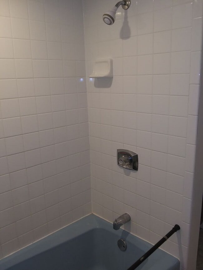 Building Photo - Spacious 2 Bedroom Home w/ 2.5 car garage - Westmont