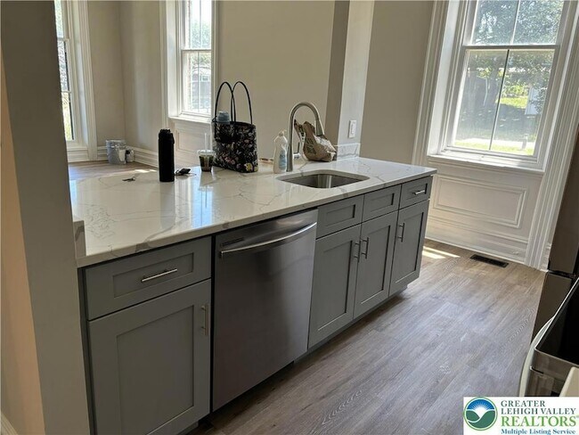 Foto del edificio - 146 S Church St