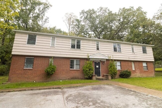 Building Photo - 3302 Pinewood Ave
