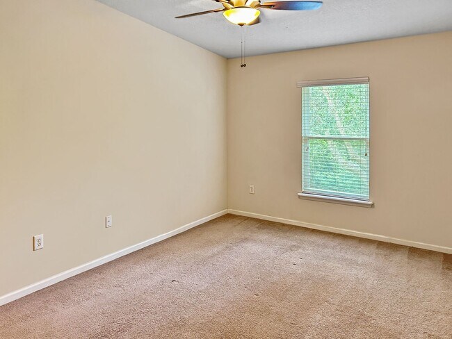 Foto del edificio - 2 Bed 2 Bath Condo in Gated Community with Balcony Views! Plenty of Amenities, Washer & Dryer and...