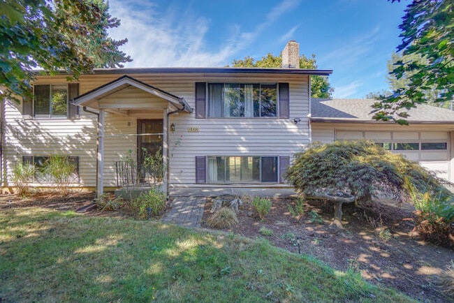 Foto del edificio - FOUR BEDROOM SPLIT LEVEL IN SALMON CREEK