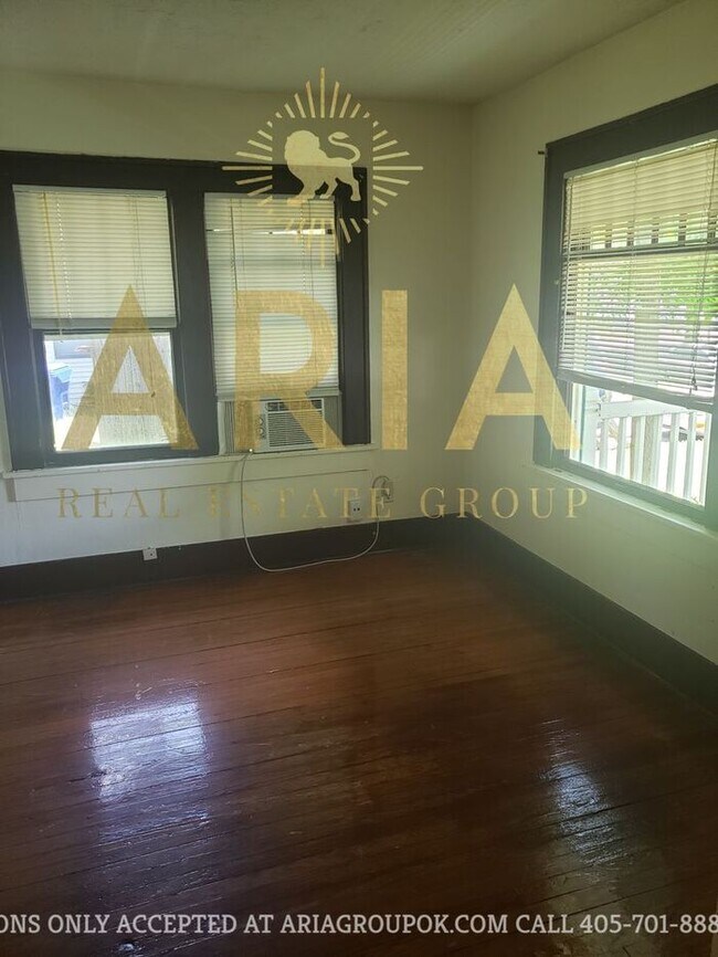 Building Photo - Charming Campus 2 bedroom House in the His...