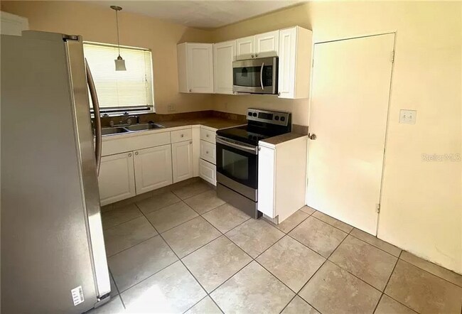 Building Photo - Spacious 3/2 home available now, and conveniently located near downtown and Manatee Hospital