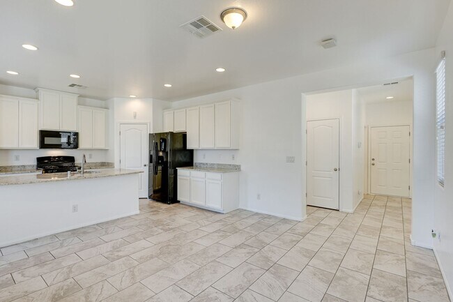 Foto del edificio - ** COMING SOON ** Modern Open-Concept Rental Home with White Shaker Kitchen Cabinets & Low-Mainte...