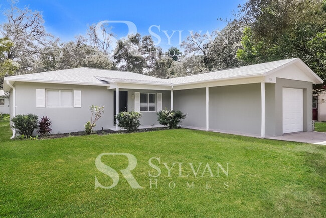 Foto del edificio - This charming home is ready for your personal touch!