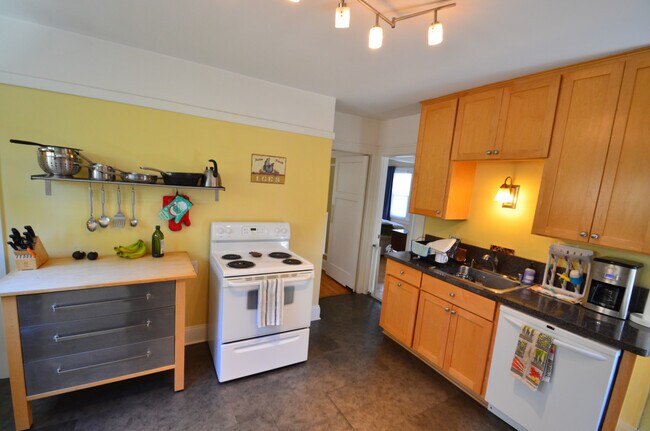 Building Photo - 2228 N 67th