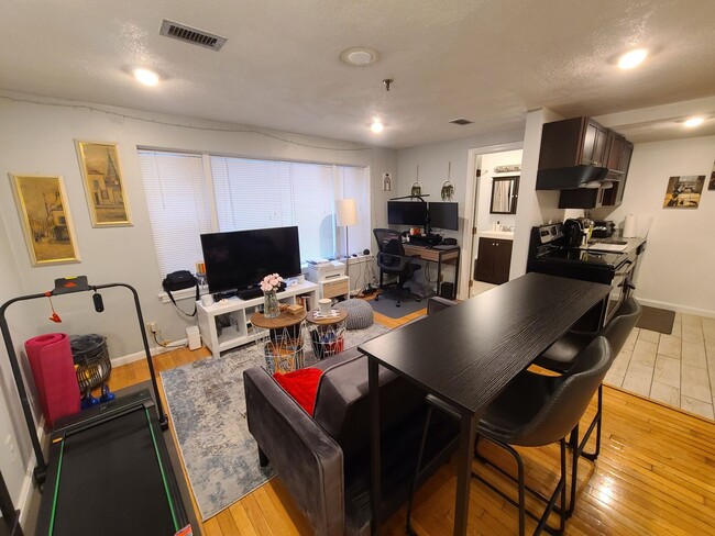 Foto del edificio - Renovated large 1 bed - B line T - Off Street Parking