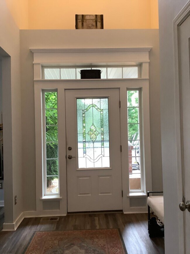 Foto del edificio - 5 BEDROOMS 2 STORY HOME IN PORT ORCHARD