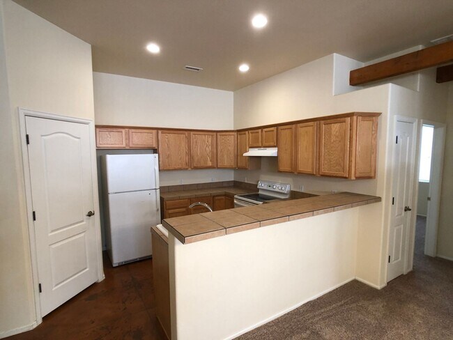 Foto del edificio - Well-Maintained 3-Bedroom Townhome with 2-Car Garage in Desirable Location!