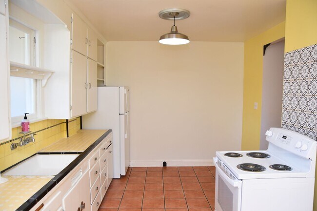 Foto del edificio - 3 Bedroom 1.5 Bath Hilltop 2 Story Home