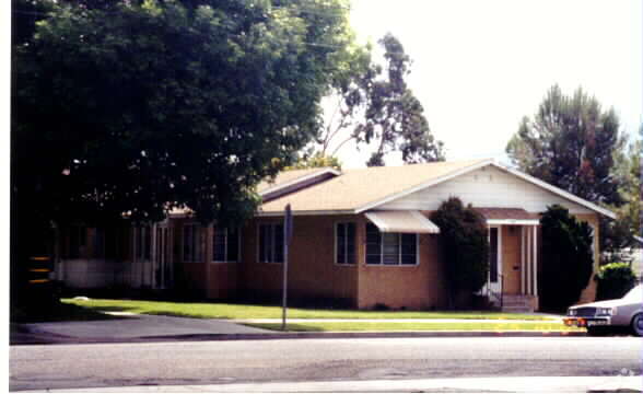 Building Photo - 141-206 E Santa Barbara St