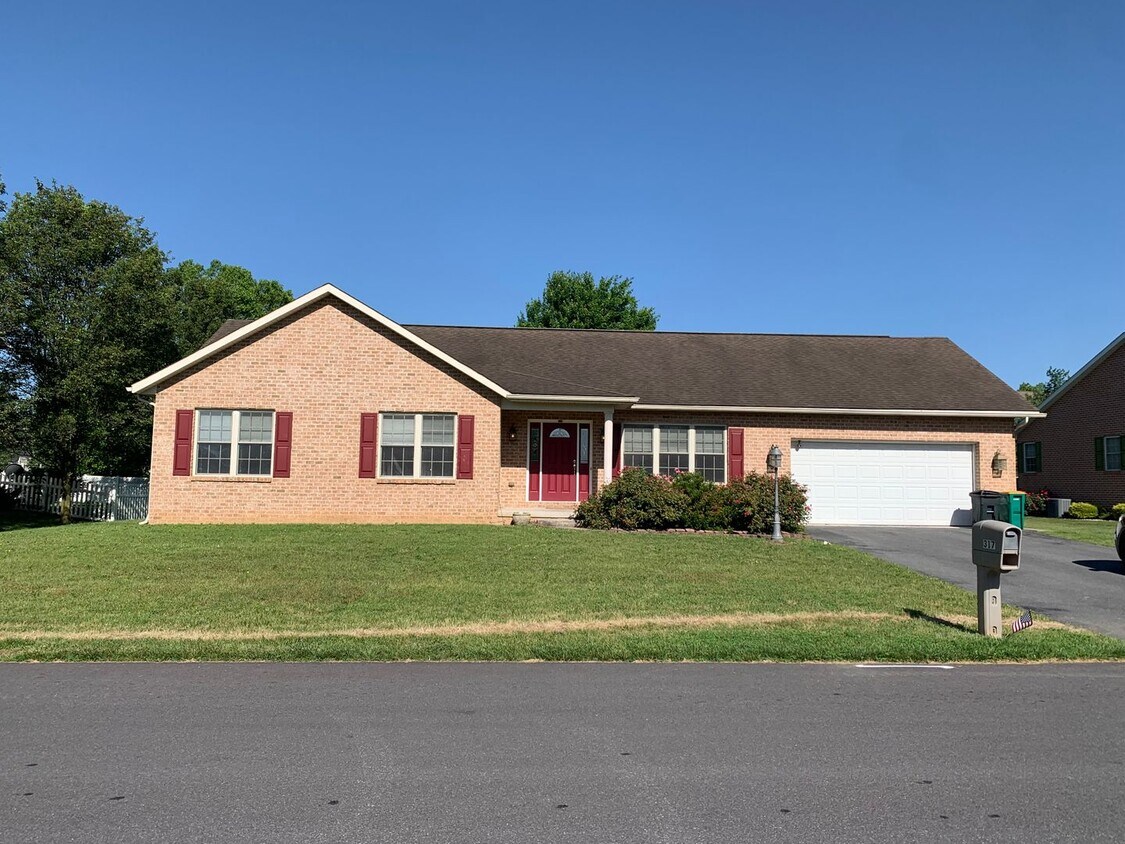 317 Rose Ann Dr, Chambersburg, PA 17201 House Rental in Chambersburg