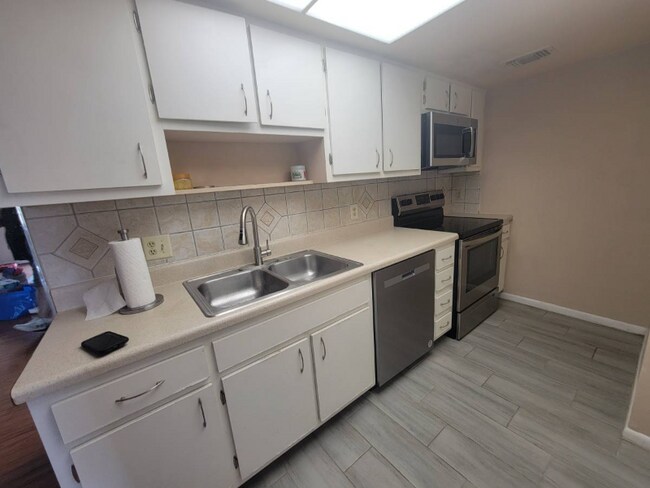 Building Photo - 5251 Vineland Rd