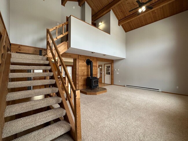 Building Photo - Country Home within City Limits - Charming 3 bed, 3 bath