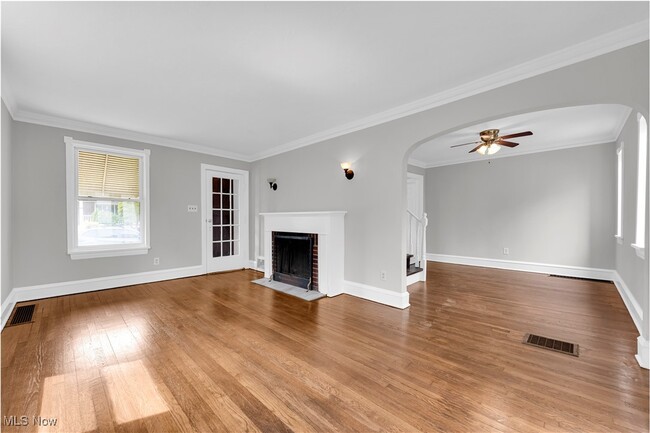 Building Photo - 141 E 206th St