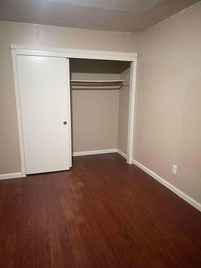 Building Photo - 1364 Hobart Dr