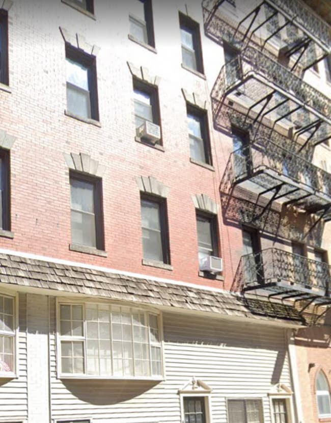 Building Photo - 15 Charter St