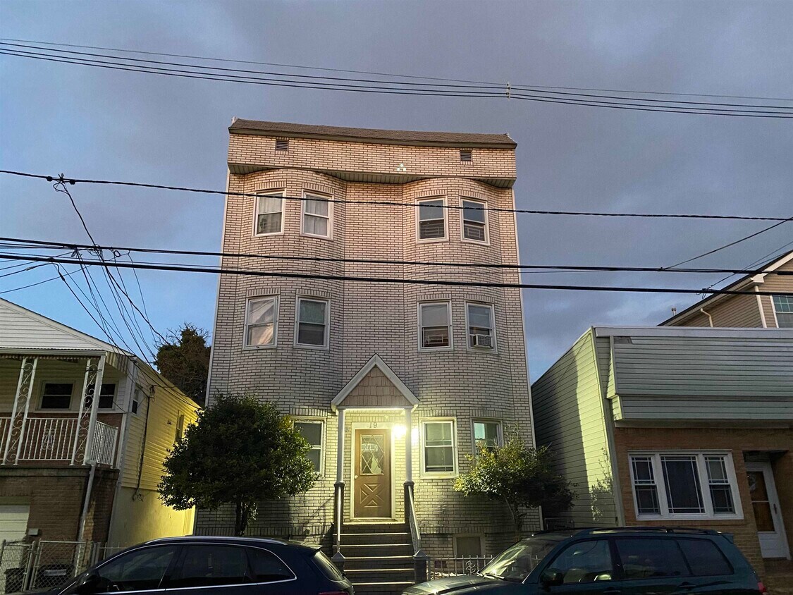 Primary Photo - 19 W 14th St