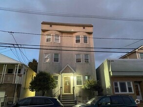 Building Photo - 19 W 14th St