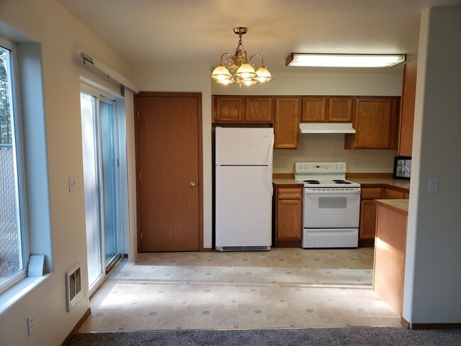 Building Photo - 3 bed 1.5 bath Duplex with fenced yard