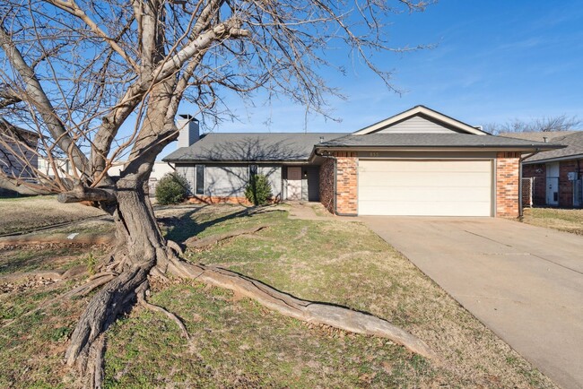 Building Photo - 3-Bedroom Home Near Dining, Shopping & Broadway Extension