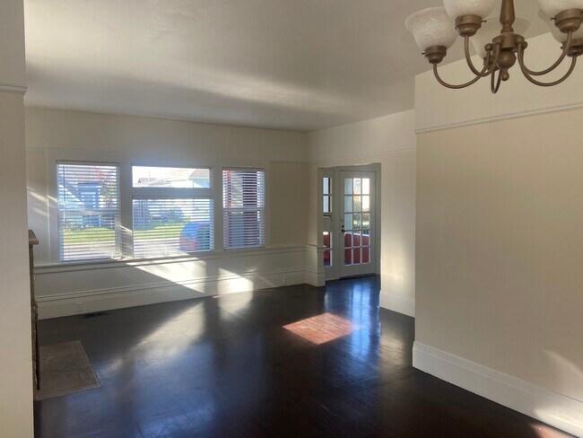 Foto del edificio - 3145 E St