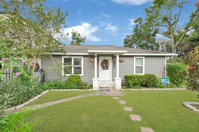 Foto del edificio - 2302 Hoskins Dr