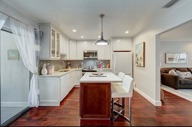 Fully equipped kitchen. Everything you can imagine to cook with - 1844 SE 7th St