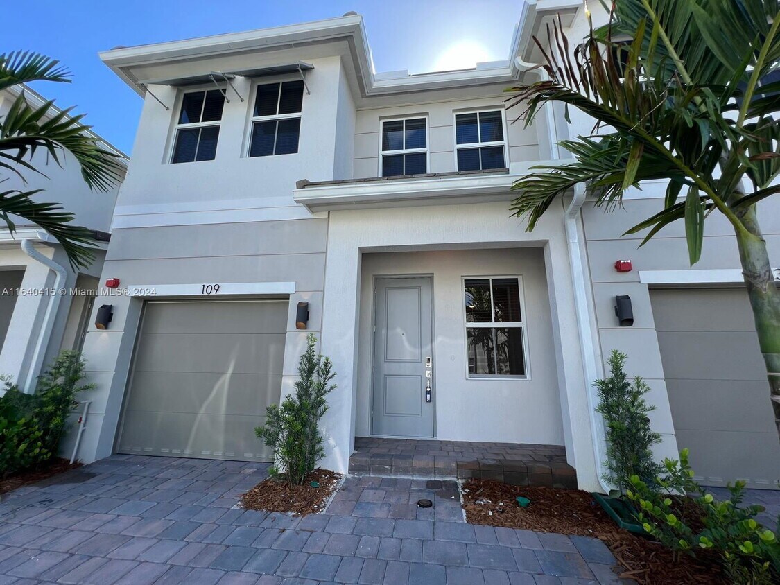 Foto principal - 109 NW 170th Ave