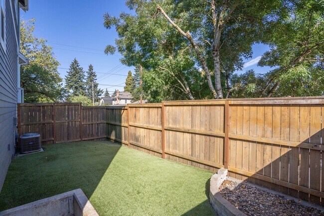 Foto del edificio - LUXURY SELLWOOD HOME! PHENOMENAL LOCATION ...