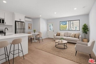 Building Photo - 1518 1/4 Stearns Dr