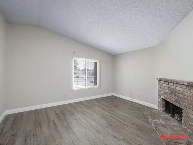 Foto del edificio - Cozy 3 Bedroom Home at White Ln. & Stine rd.