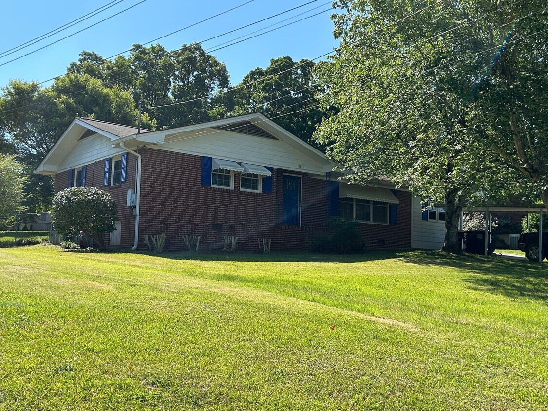 Building Photo - 2703 Lakeridge Cir NW