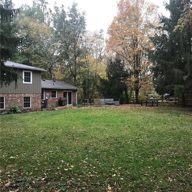 Building Photo - 1524 Woodside Dr