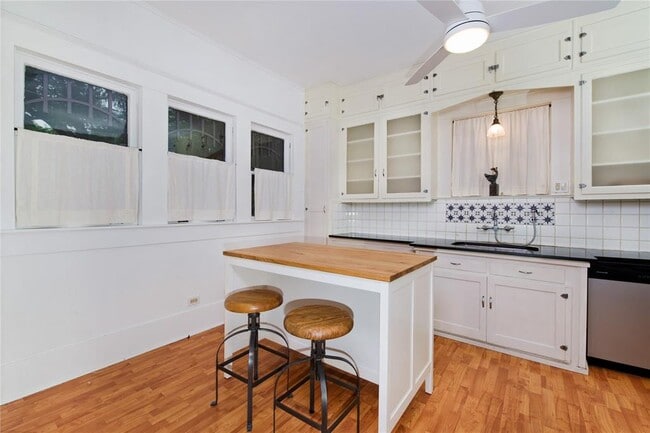 Building Photo - 620 Rogers St