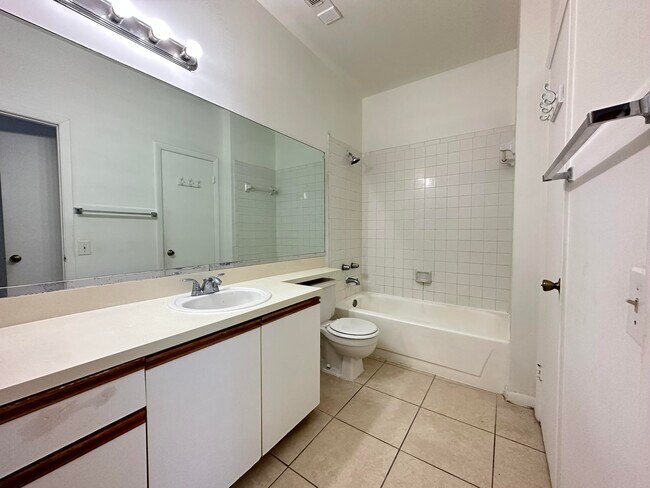 Foto del edificio - 661 Cypress Lake Blvd