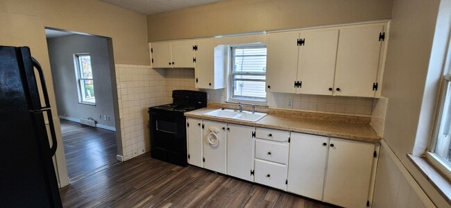 Building Photo - Beaverdale! 2 Bedroom, 1 Bathroom home with detached garage