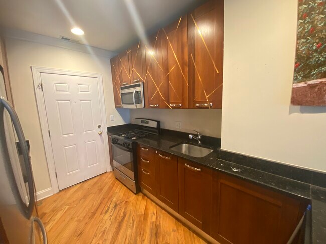 Foto del edificio - 2241 W Morse Ave