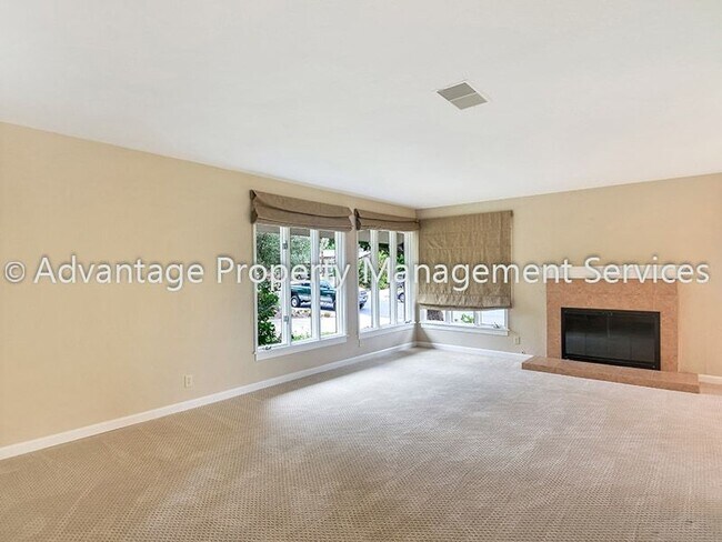 Foto del edificio - Spacious 4 Bed, 2 Bath, 2,055 sq. ft. Sing...