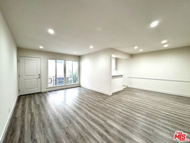 Building Photo - 854 S Sherbourne Dr